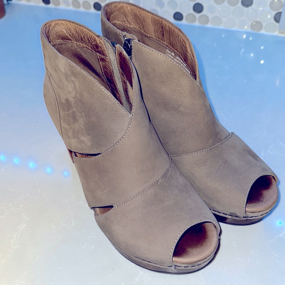 Dansko Women's Delphina Ankle Bootie, Tan Gray, W size 40, used